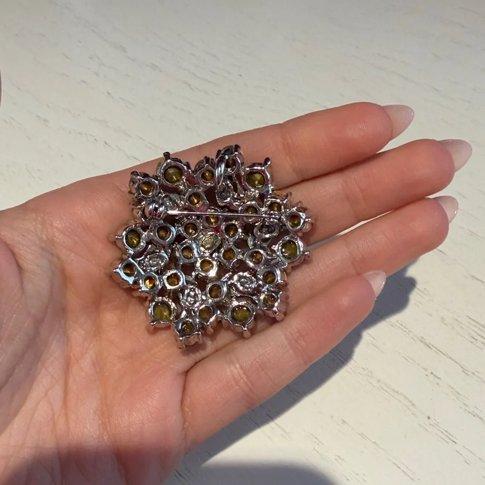 Elegant Blue Floral Brooch - Picture 2 of 3